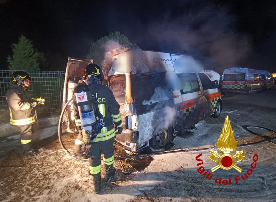 Sassari, ambulanza in fiamme nella notte