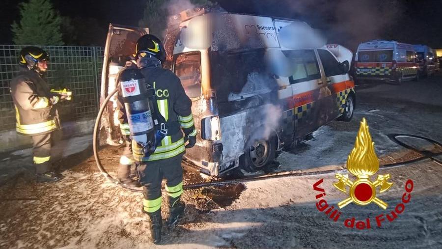 Sassari, ambulanza in fiamme nella notte