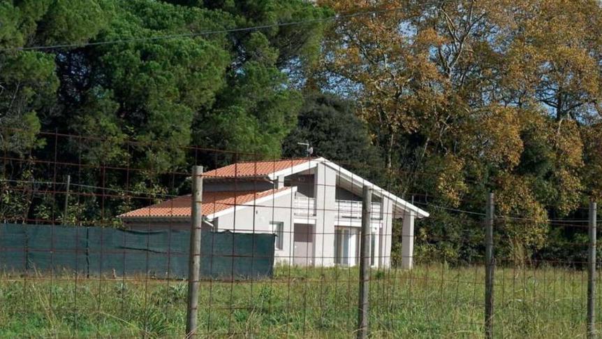 Casa da abbattere, parla il vicino: «È abusiva, le sentenze vanno rispettate»