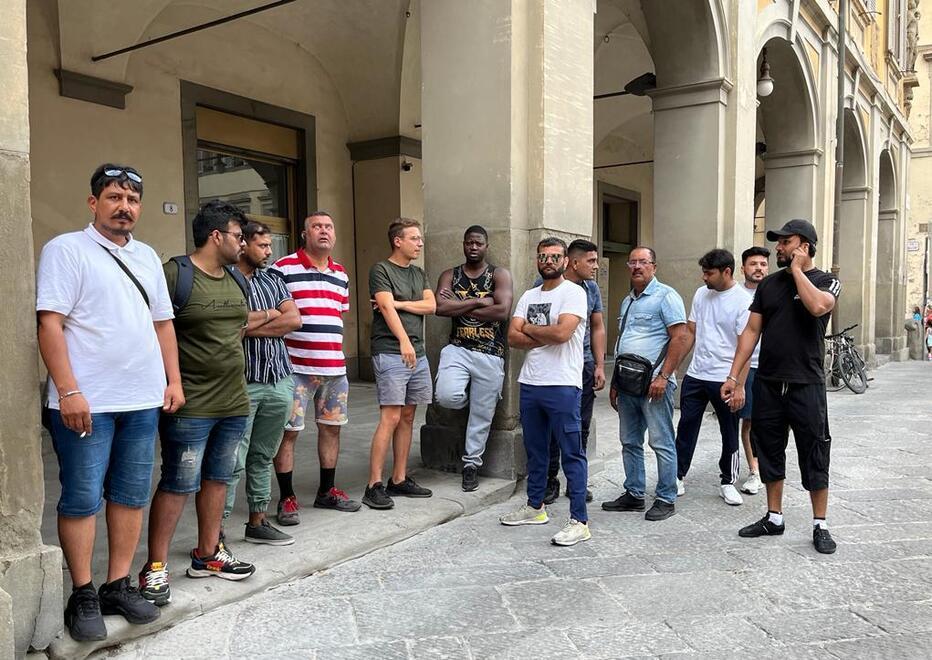 Picchiato con tirapugni e bastoni sotto casa dopo il turno di lavoro