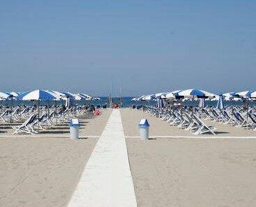 Viareggio, sta meglio il bimbo caduto nella buca che ha scavato