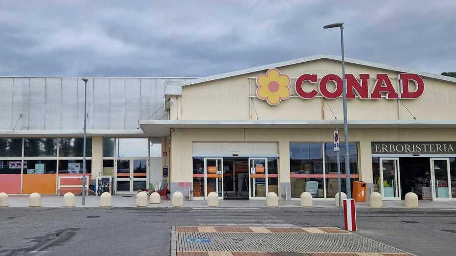 Massarosa, la “Banda delle mazze” in azione: colpiti due supermercati Conad