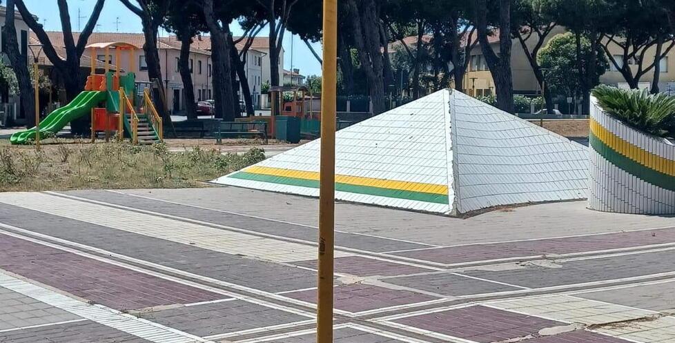Cecina, la piazza è lasciata al degrado: una coop la vuole “adottare”