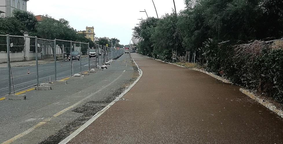 Livorno, la ciclabile diventa “rosa”. E tra una settimana tornano i posti auto dai Tre Ponti alla Scalinata