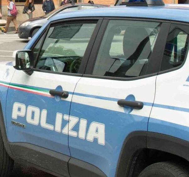 Pisa, le rubano la borsa da uno scooter e la trascinano per metri