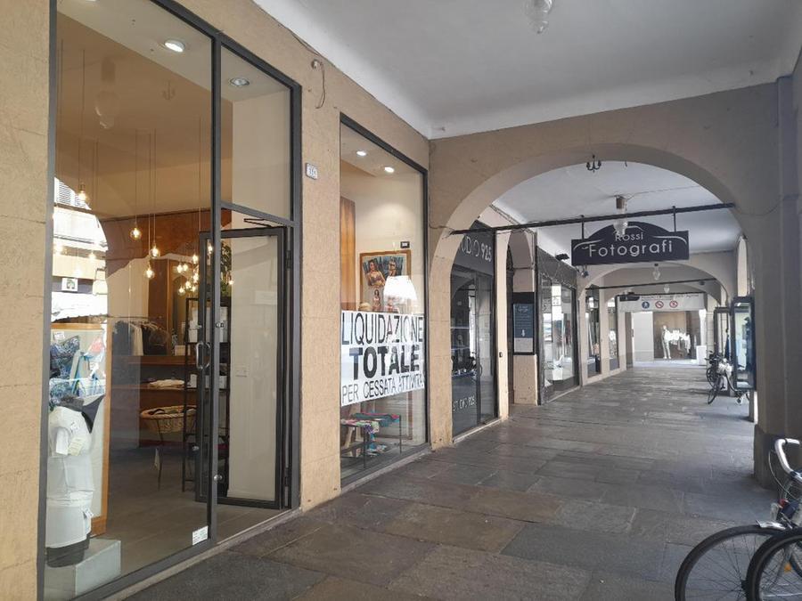 Il negozio “La Calza Bella” chiude dopo 34 anni in via Emilia San Pietro