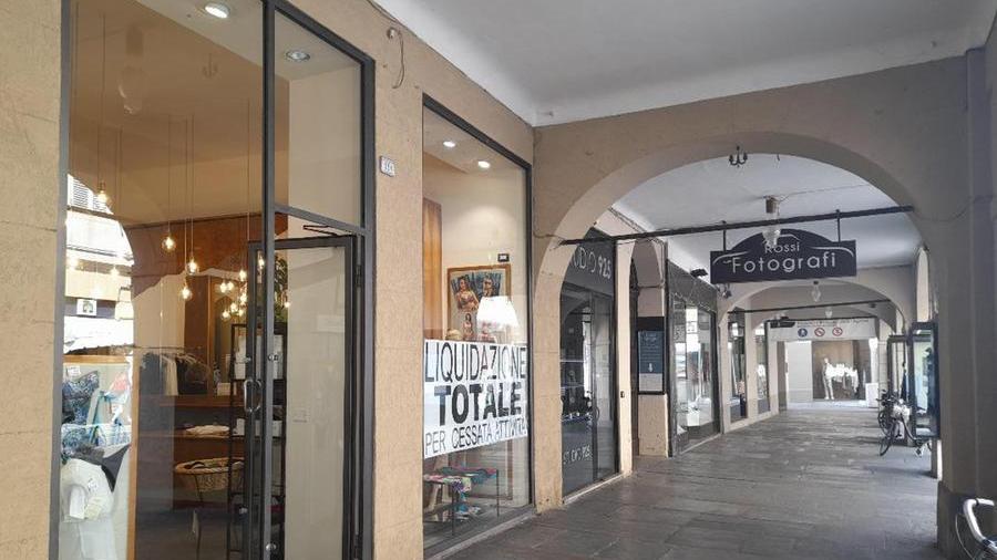 Il negozio “La Calza Bella” chiude dopo 34 anni in via Emilia San Pietro