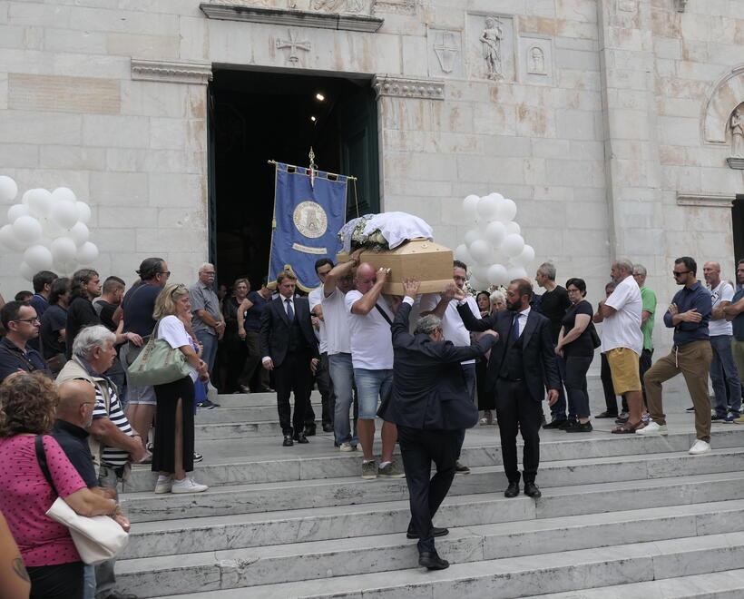 Pietrasanta, l’addio in chiesa ad Alessio Pellegrini: «Rimarrai sempre insieme a noi»