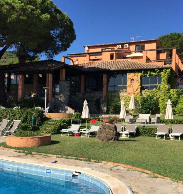 Astici, massaggi e champagne: la vacanza all’Elba da vip è una truffa. Il metodo del finto manager