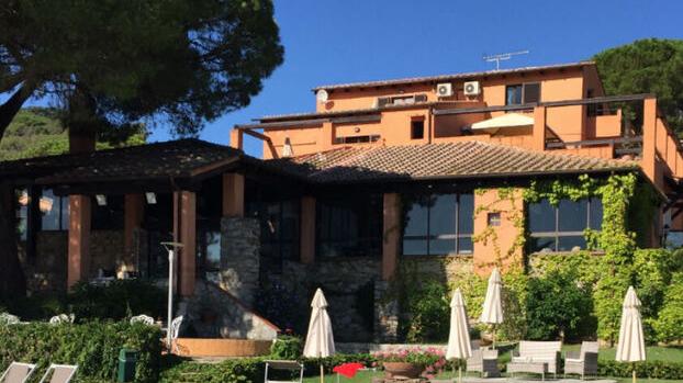 Astici, massaggi e champagne: la vacanza all’Elba da vip è una truffa. Il metodo del finto manager