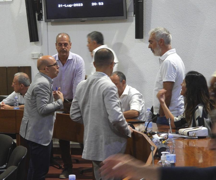 
	Il sindaco a confronto con i consiglieri di centro sinistra nell'ultima seduta del consiglio comunale

