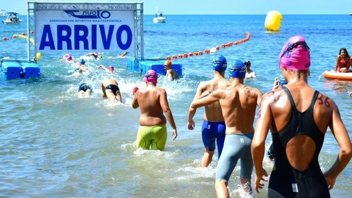 Baratti invasa dai nuotatori e dal pubblico: il Trofeo del Golfo si conferma un successo