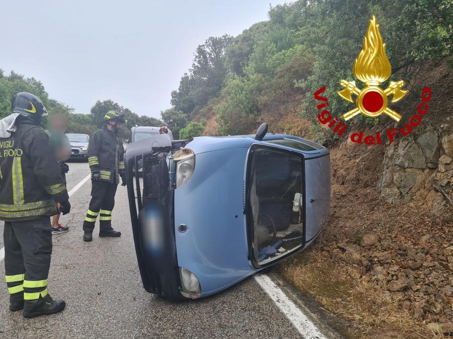 
	L'auto ribaltata sulla Sp 14 tra Arzachena e Luogosanto


