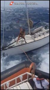 Cagliari, maestrale e mare mosso: super lavoro per la guardia costiera