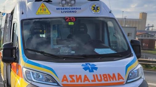 Livorno, caos in piazza Venti: uomo ferito a coltellate