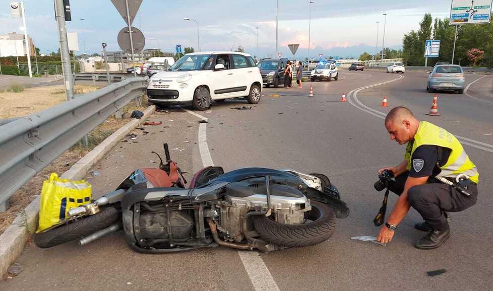 Modena, scontro: morto lo scooterista 