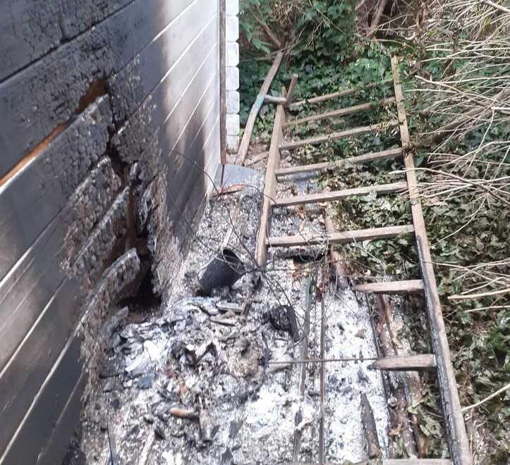 Bondeno, ancora vandali in via Dazio: a fuoco un capanno di legno