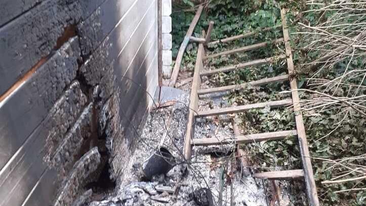 Bondeno, ancora vandali in via Dazio: a fuoco un capanno di legno
