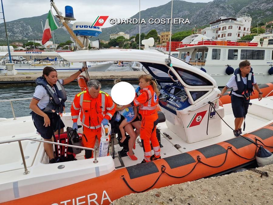 Barca di 11 metri alla deriva a largo di Tavolara soccorsa una famiglia con due bambini