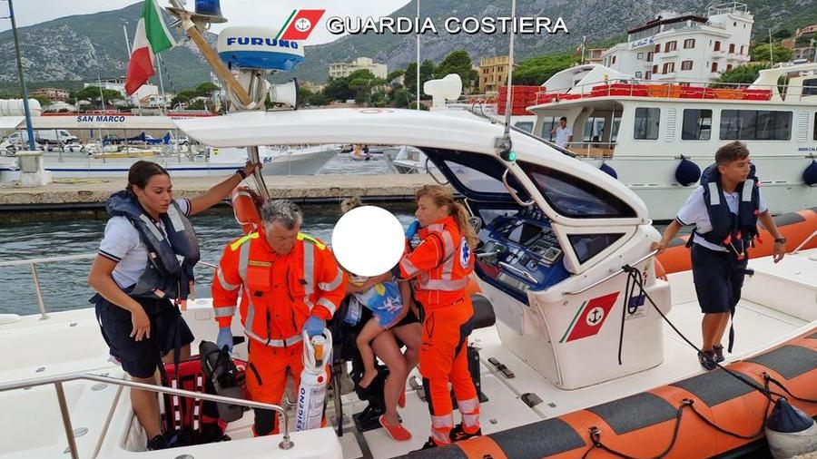 Barca di 11 metri alla deriva a largo di Tavolara soccorsa una famiglia con due bambini