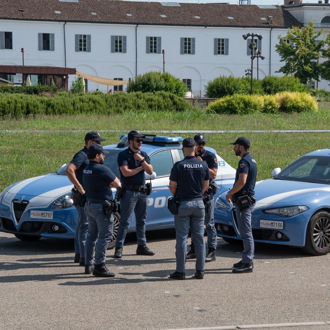 Modena, controlli in zona Novi Sad, Tempio e Gramsci: due irregolari espulsi e due negozi sanzionati 