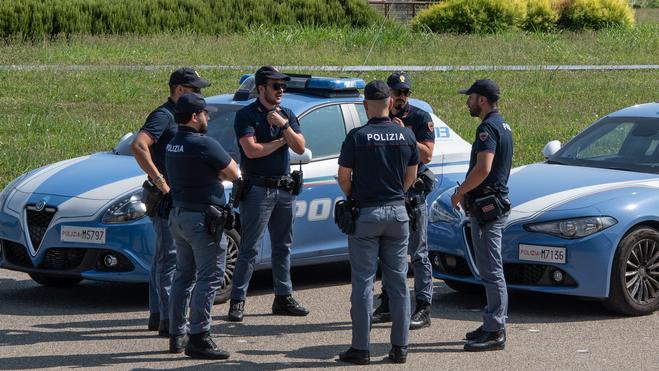 Modena, controlli in zona Novi Sad, Tempio e Gramsci: due irregolari espulsi e due negozi sanzionati