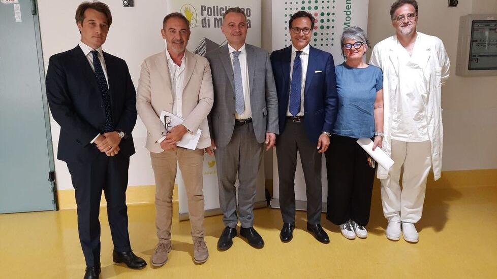 Dona il fegato alla giovane moglie per salvarla dal tumore al colon