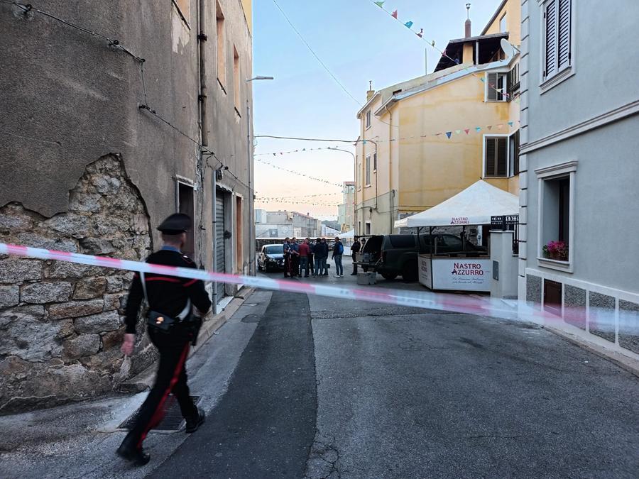 Il delitto cancella la gioia, il paese raccolto in silenzio sotto il palco della festa