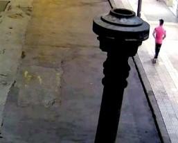 Qui sopra il 17enne accusato di rapina ripreso dalle telecamere (foto carabinieri di Livorno)