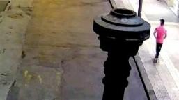 Qui sopra il 17enne accusato di rapina ripreso dalle telecamere (foto carabinieri di Livorno)