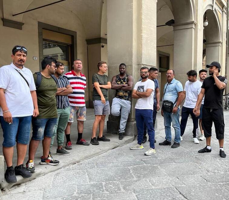 Il presidio di alcuni lavoratori ieri davanti al palazzo comunale di Prato con Luca Toscana del Si Cobas