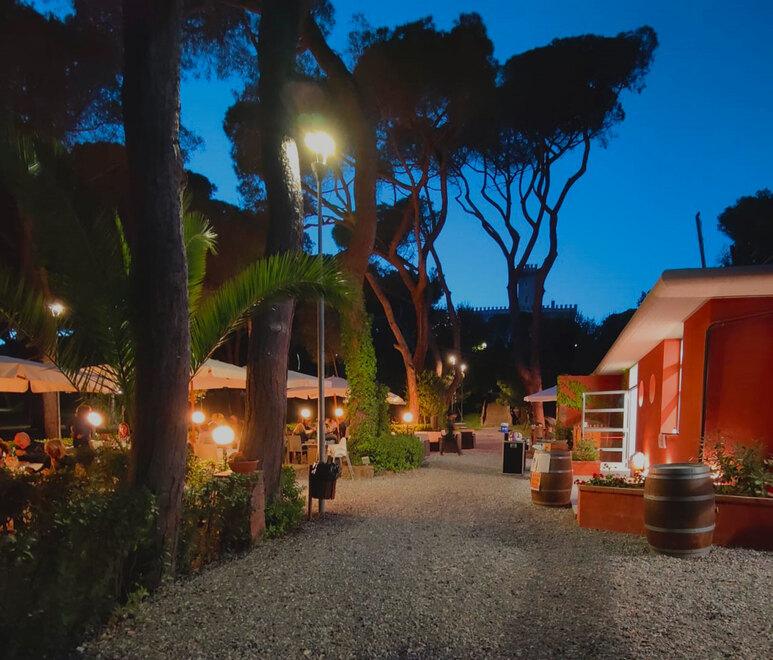 Castiglioncello, bevono a sbafo nel bar chiuso intrufolandosi al Tennis Club