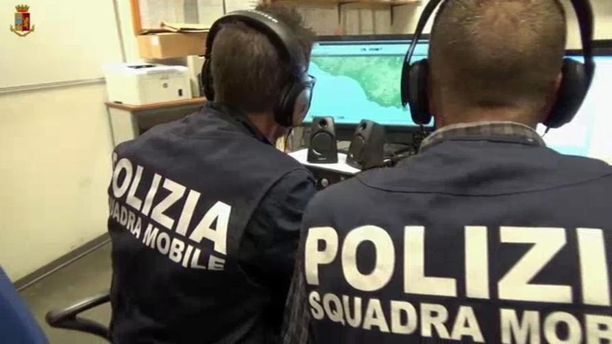 
	Operatori della Squadra mobile della polizia impegnati in un&#39;indagine

