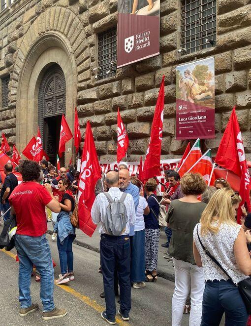 Il presidio promosso dalla Cgil nelle vicinanze della prefettura di Firenze per contestare l’abolizione del reddito di cittadinanza deciso dal governo Meloni