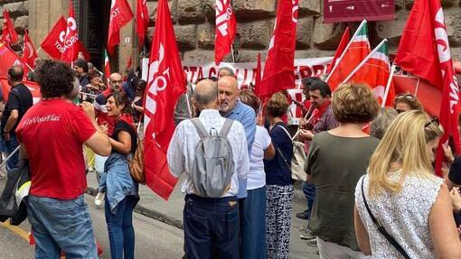 Il presidio promosso dalla Cgil nelle vicinanze della prefettura di Firenze per contestare l’abolizione del reddito di cittadinanza deciso dal governo Meloni