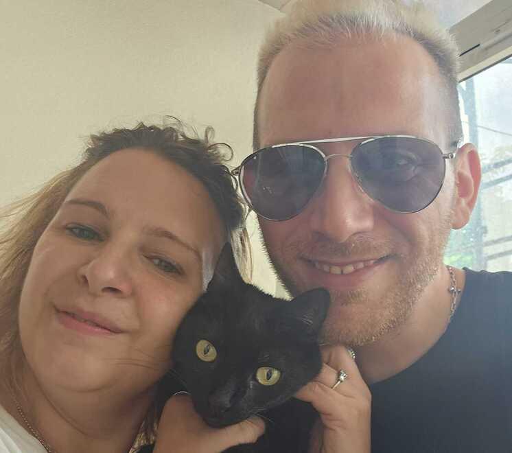 Valentina Salamone con il fidanzato Alessio e la micina