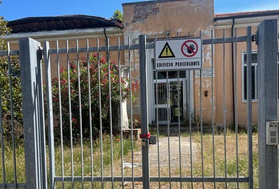 Il cancello chiuso davanti all’ex scuola Bibolotti di Tonfano