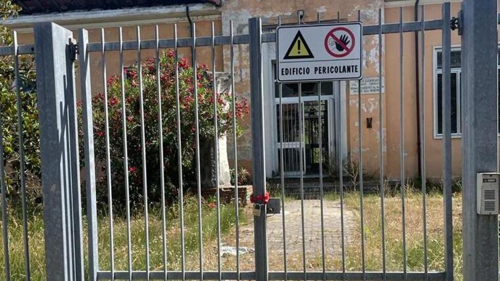Il cancello chiuso davanti all’ex scuola Bibolotti di Tonfano