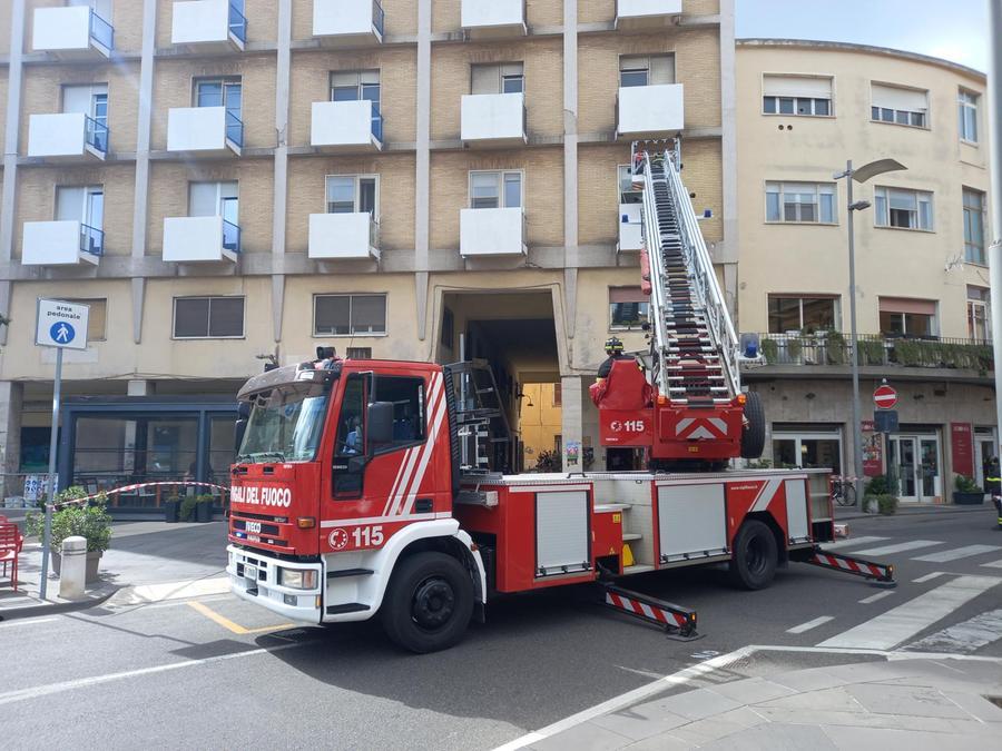 
	L'intervento dei vigili del fuoco in piazza Roma

