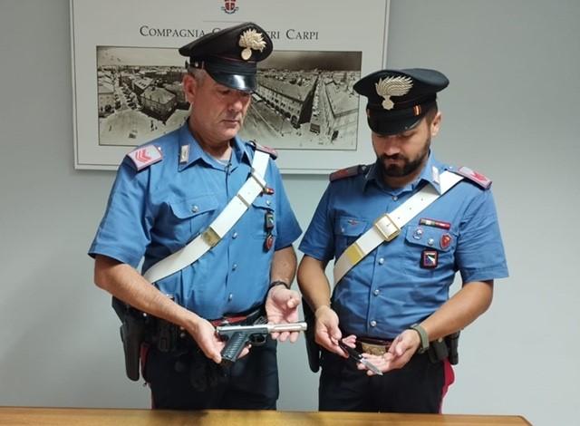 Carpi, pistola ad aria compressa alla cintura e coltello a serramanico nel marsupio: denunciato