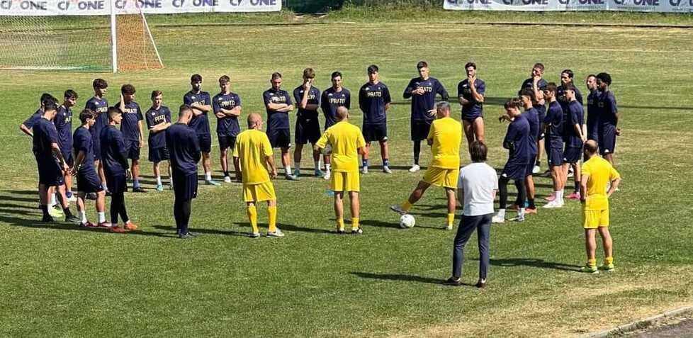 Al centro il tecnico Brando che parla alla squadra