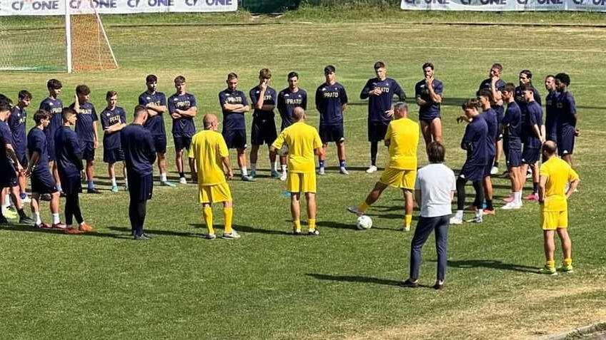 Al centro il tecnico Brando che parla alla squadra