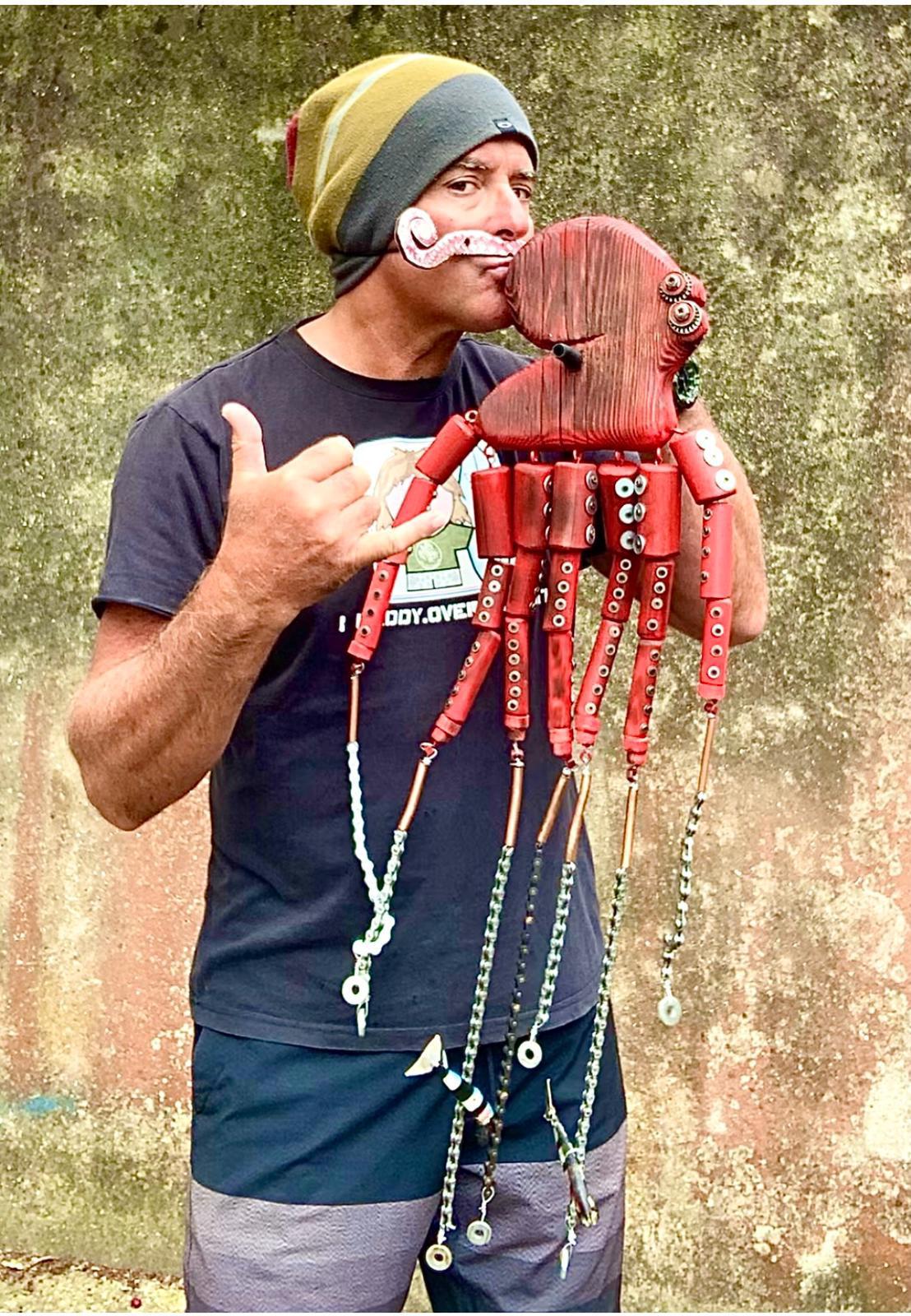 Freddy Shark, l’artista livornese con le mani di pinna: «Riciclo, poi creo pesci e molluschi»