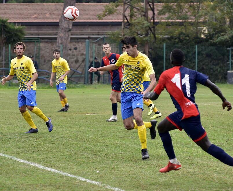 Thomas Martelli anticipa un avversario di testa durante il derby contro il Cecina nella scorsa stagione in Promozione (foto PaBar)