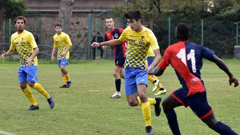 Thomas Martelli anticipa un avversario di testa durante il derby contro il Cecina nella scorsa stagione in Promozione (foto PaBar)