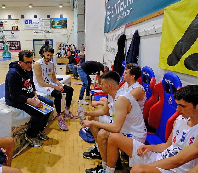 Un timeout della scorsa stagione del Basket Cecina (Falorni/Silvi)