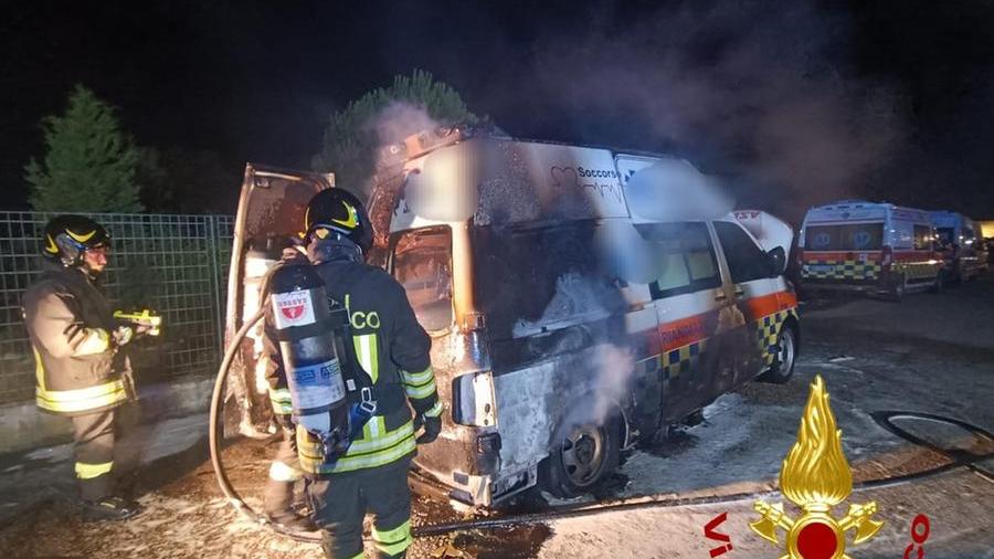 Sassari, attentato contro i volontari del 118 bruciata un’ambulanza neonatale