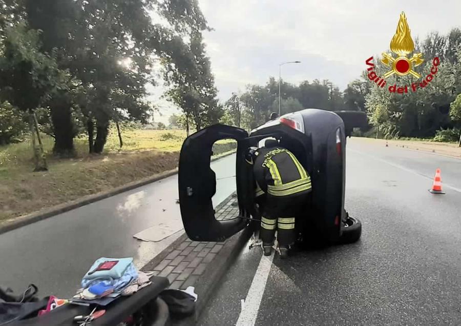 Lucca, si ribalta con l’auto: ricoverata al San Luca