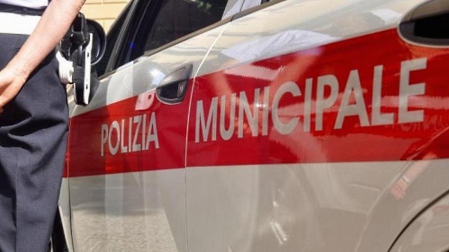 Gli agenti della polizia municipale in azione (foto di archivio)
