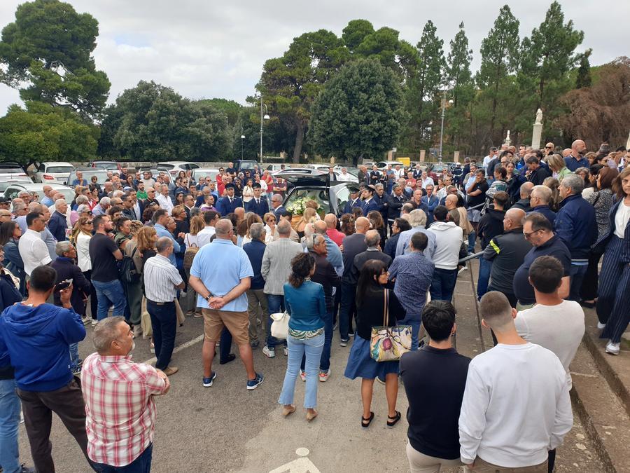 
	La grande folla davanti alla chiesa di San Pietro di Silki <em>(foto Ivan Nuvoli)</em>

